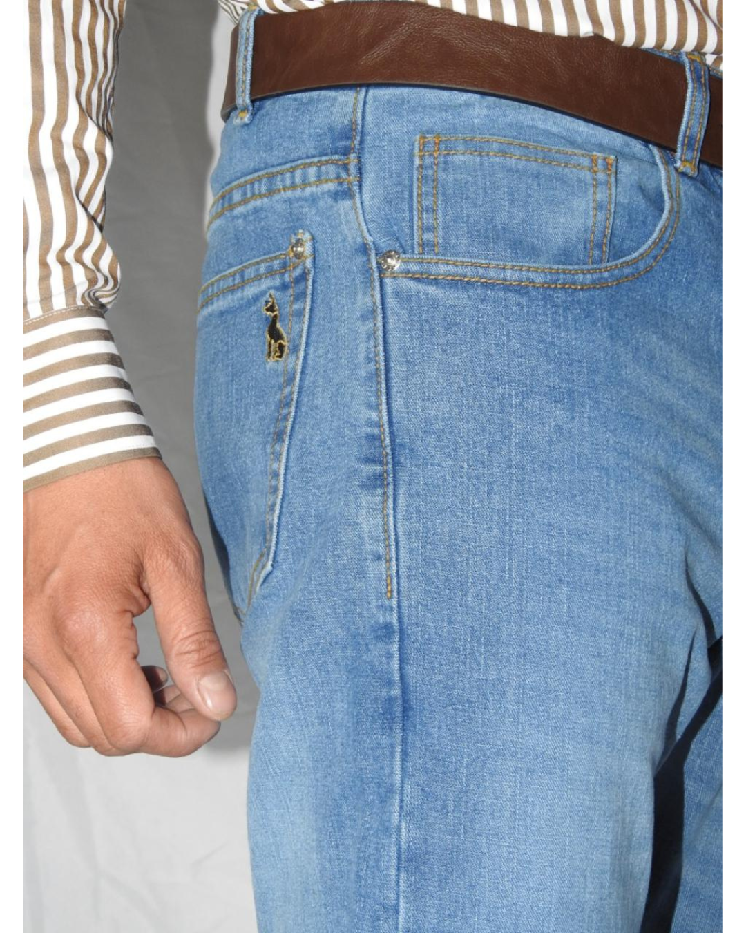 Hombre corte Slimfit color claro